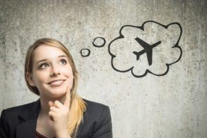 Junge Frau denkt an Flugzeug